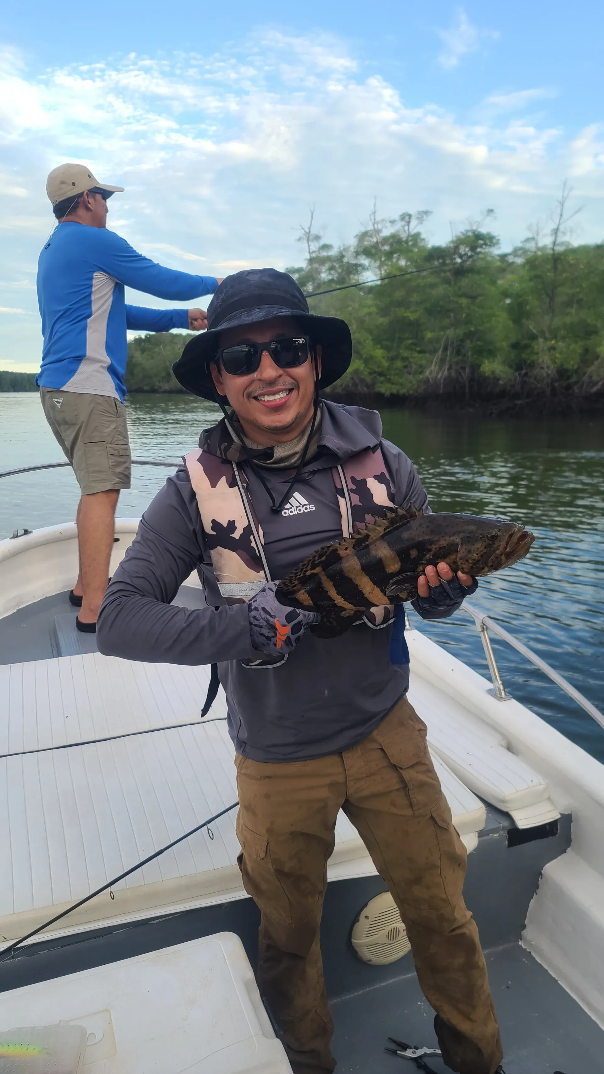La Captura del primer Mero: Un hito memorable en la odisea de pesca - No habíamos navegado mucho cuando ocurrió lo inesperado. Charlie, en su debut como pescador en los esteros de Mutis, Veraguas, se enfrentaba a un nuevo reto. El agua empezó a burbujear y la línea de pesca se tensó de repente, lo que indicaba que algo grande y poderoso había mordido el anzuelo.