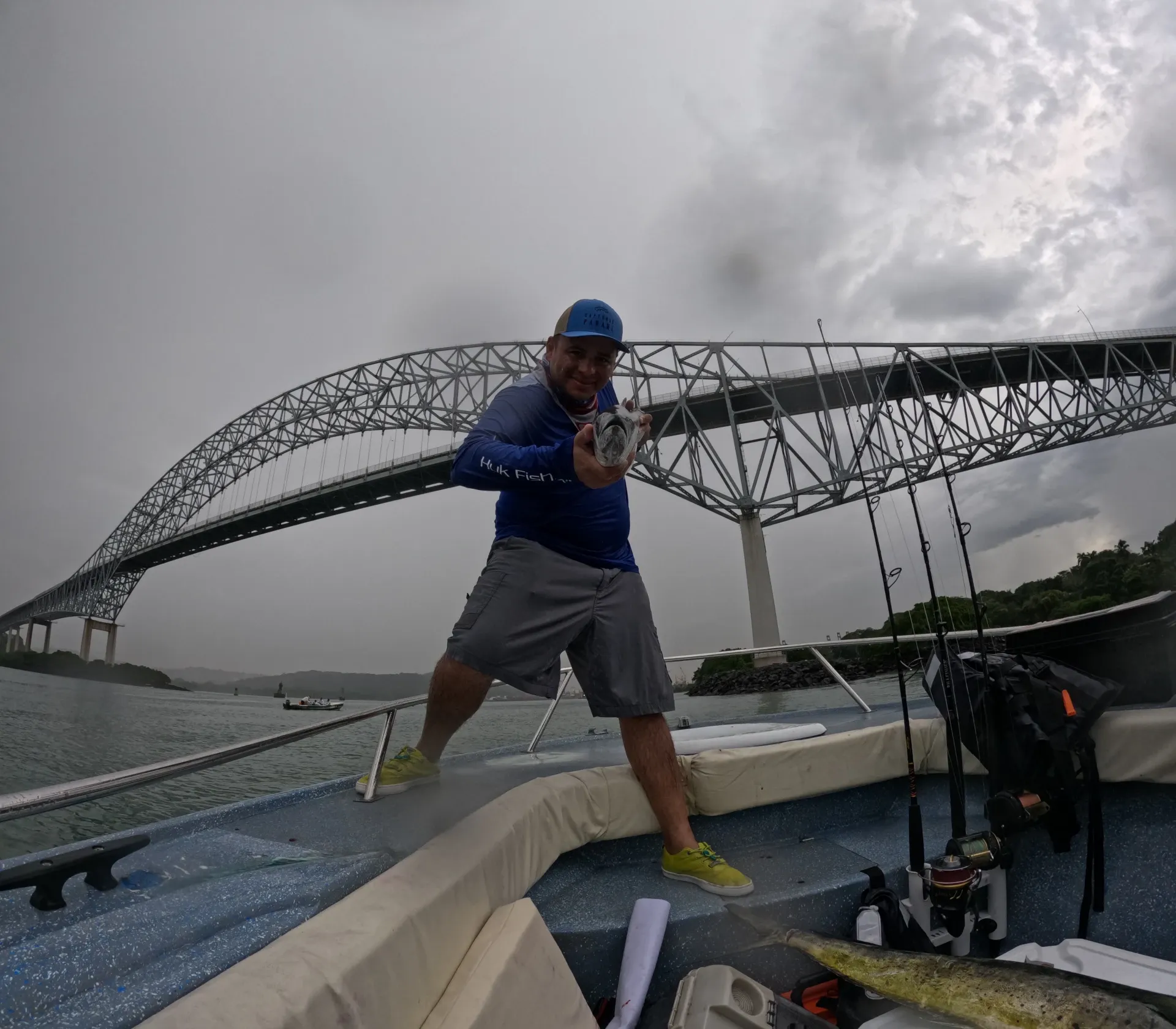 Rainier González y su trofeo - En esta poderosa fotografía, se destaca la figura de Rainier González, un pescador experimentado, sosteniendo con orgullo una imponente sierra capturada en las aguas de la bahía de Panamá. El fondo se encuentra adornado por el majestuoso Puente de las Américas, un símbolo de conexión entre continentes.
La imagen encapsula la emoción y el logro de González, quien ha triunfado en la búsqueda de una de las especies más desafiantes y valiosas de la zona. Con la sierra en sus manos, el pescador se convierte en un testimonio vivo de la grandeza de la pesca en estas aguas.