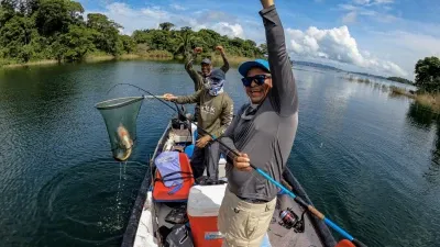 Aquí vemos a Rainier, uno de nuestros valientes pescadores, mostrando con orgullo su sargento del día. Un claro reflejo de su habilidad y compromiso con la pesca deportiva. Agradecimiento especial a @fishnpanama por inmortalizar este emocionante momento.