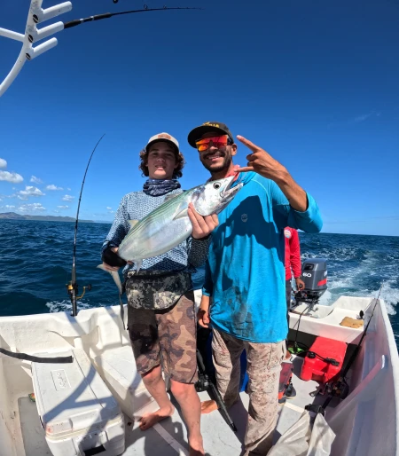 El Joven Pescador José y su Albacora en Cambutal - José, un joven entusiasta de la pesca, posa con una albacora en Cambutal, Panamá. Con la guía experta de Darret de Capturas.monster, José vive el emocionante desafío que representa la pesca en Panamá.