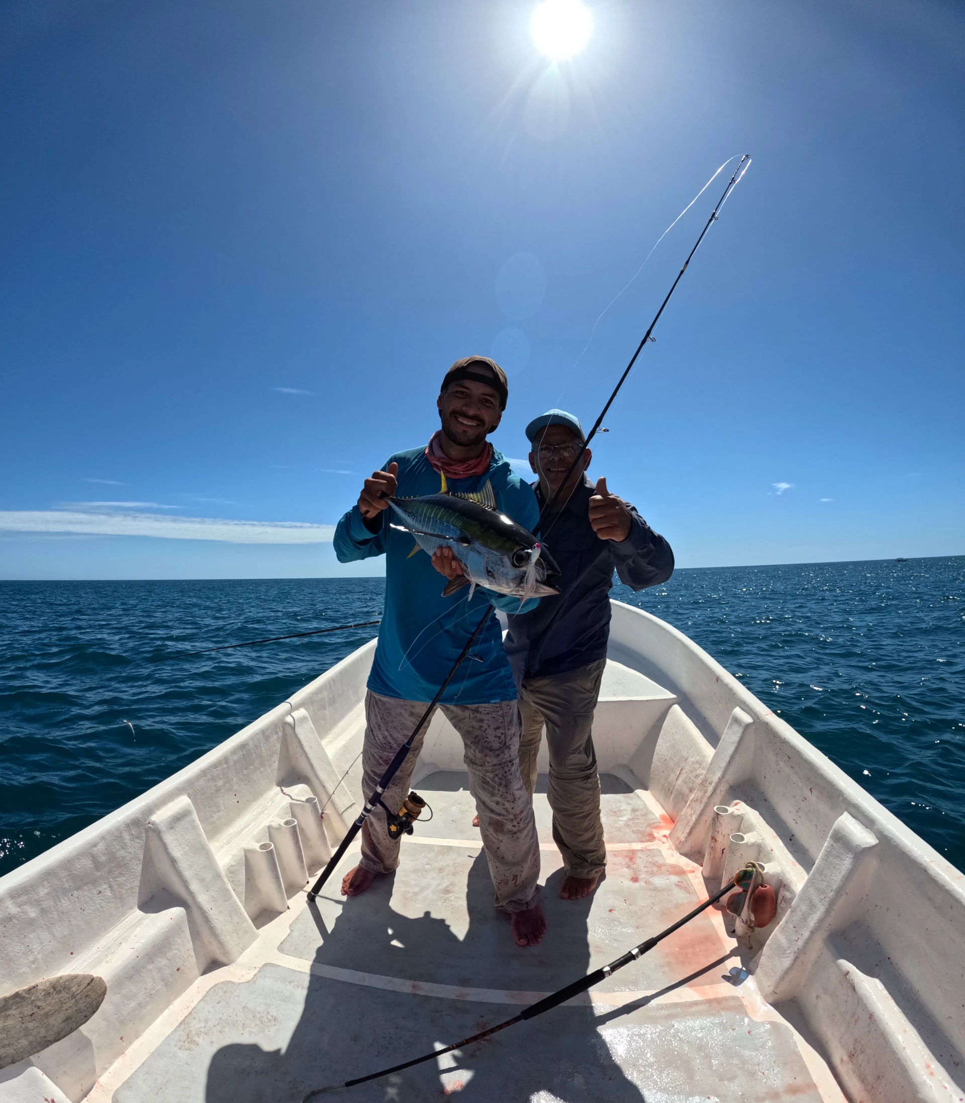 El Triunfo del Jigging en Panamá - Vivir el emocionante momento de la captura es parte de la experiencia única que ofrece la pesca en Panamá. Aquí se muestra uno de nuestros pescadores con una tuna vibrante, capturada utilizando la técnica de jigging enseñada por el experto pescador Darret de Capturas monster