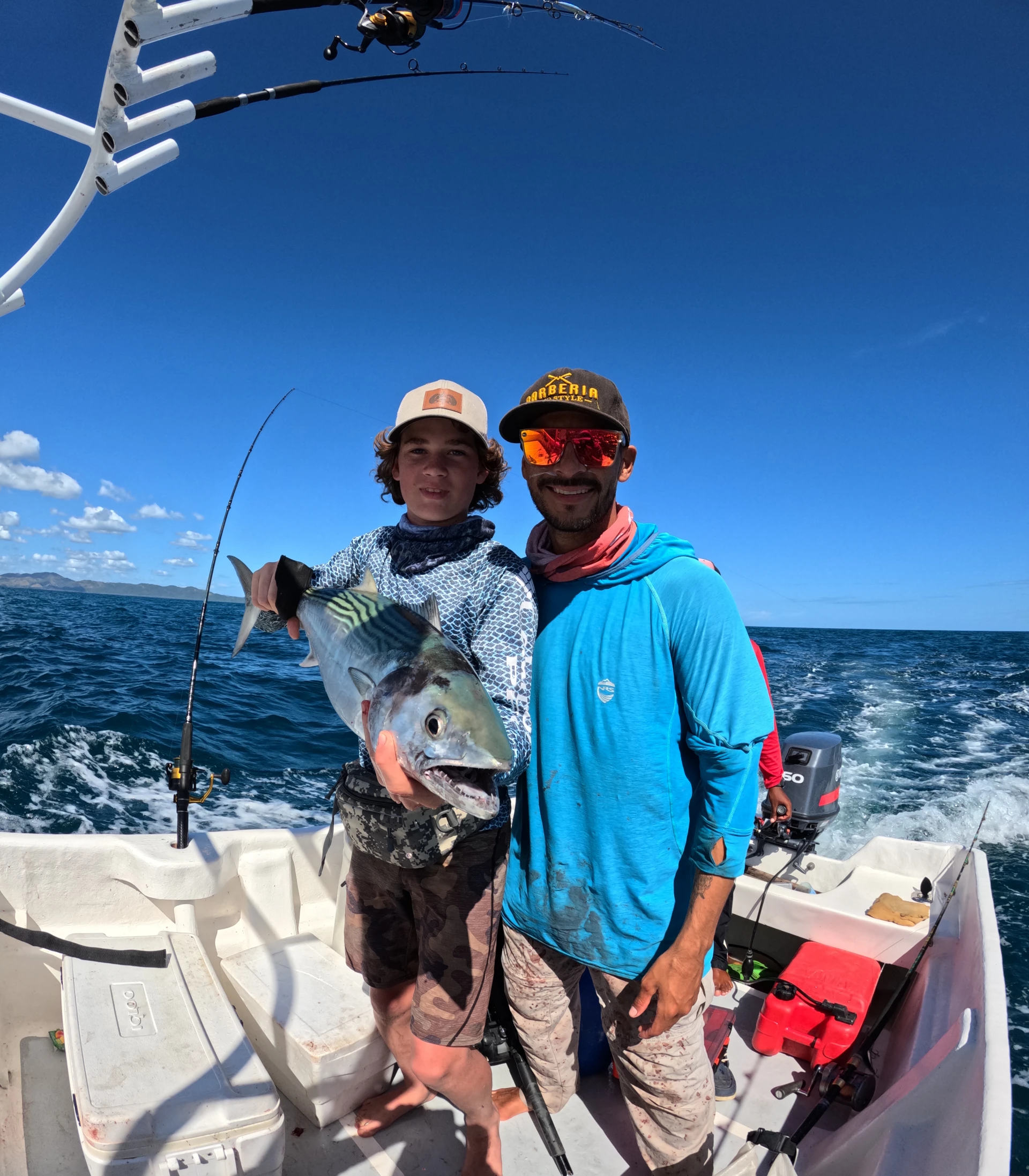 Maestro de la Pesca, Captura Albacora en Cambutal - Darret, el experimentado fundador de Capturas.monster, muestra con orgullo su captura de albacora, destacando la diversidad de especies que se pueden encontrar en las ricas aguas de Cambutal, Panamá.
