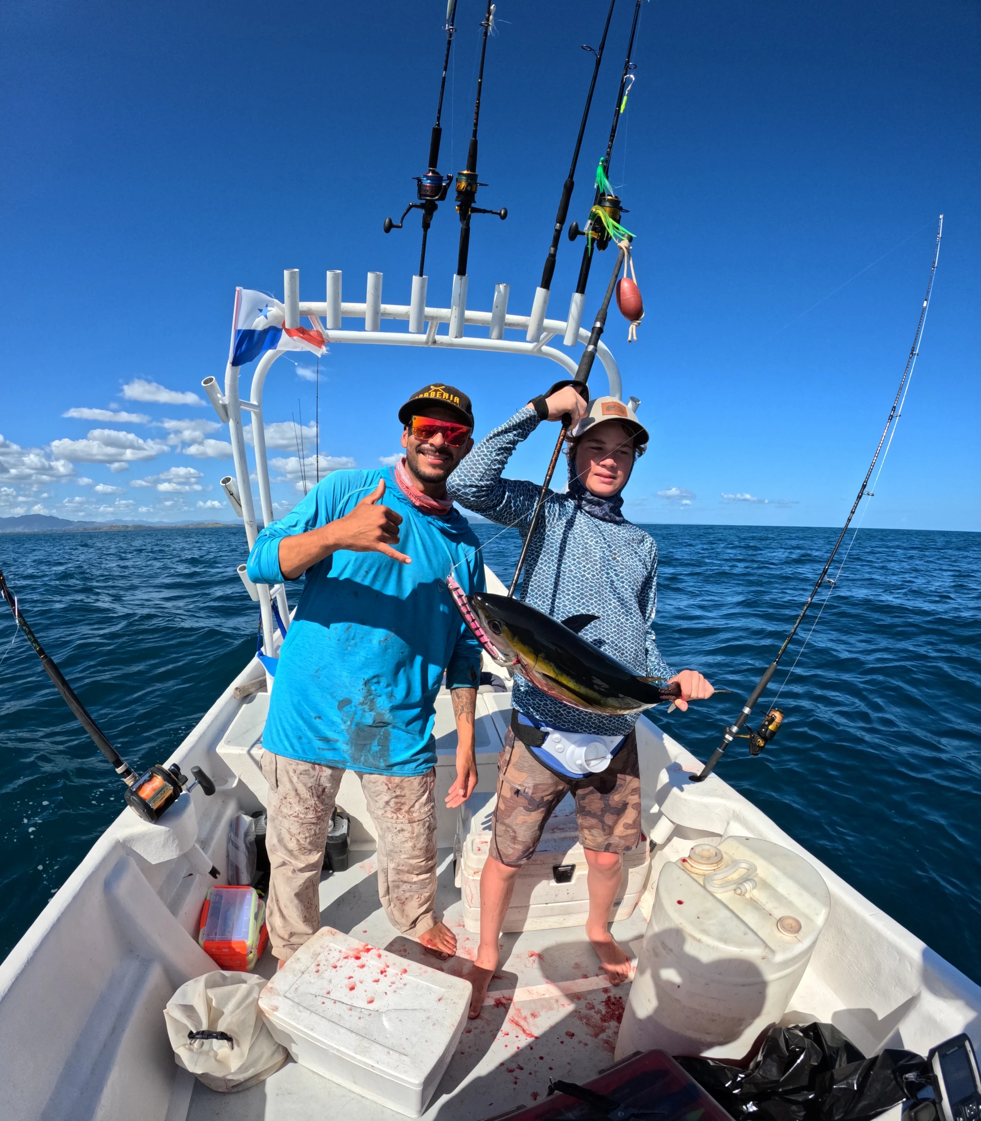 Grupo de Pesca Cambutal Conquista Tunas en Panamá - Nuestro entusiasta equipo de pescadores posa con una captura exitosa de tunas juveniles durante nuestra aventura de pesca con Pesca Cambutal y Darret de Capturas.moster en las ricas aguas de Cambutal, Panamá.