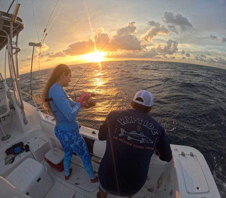 Mónica López, con una Cojinuda en mano, demostrando el éxito de su técnica de jigging en las ricas aguas del Mar Caribe.