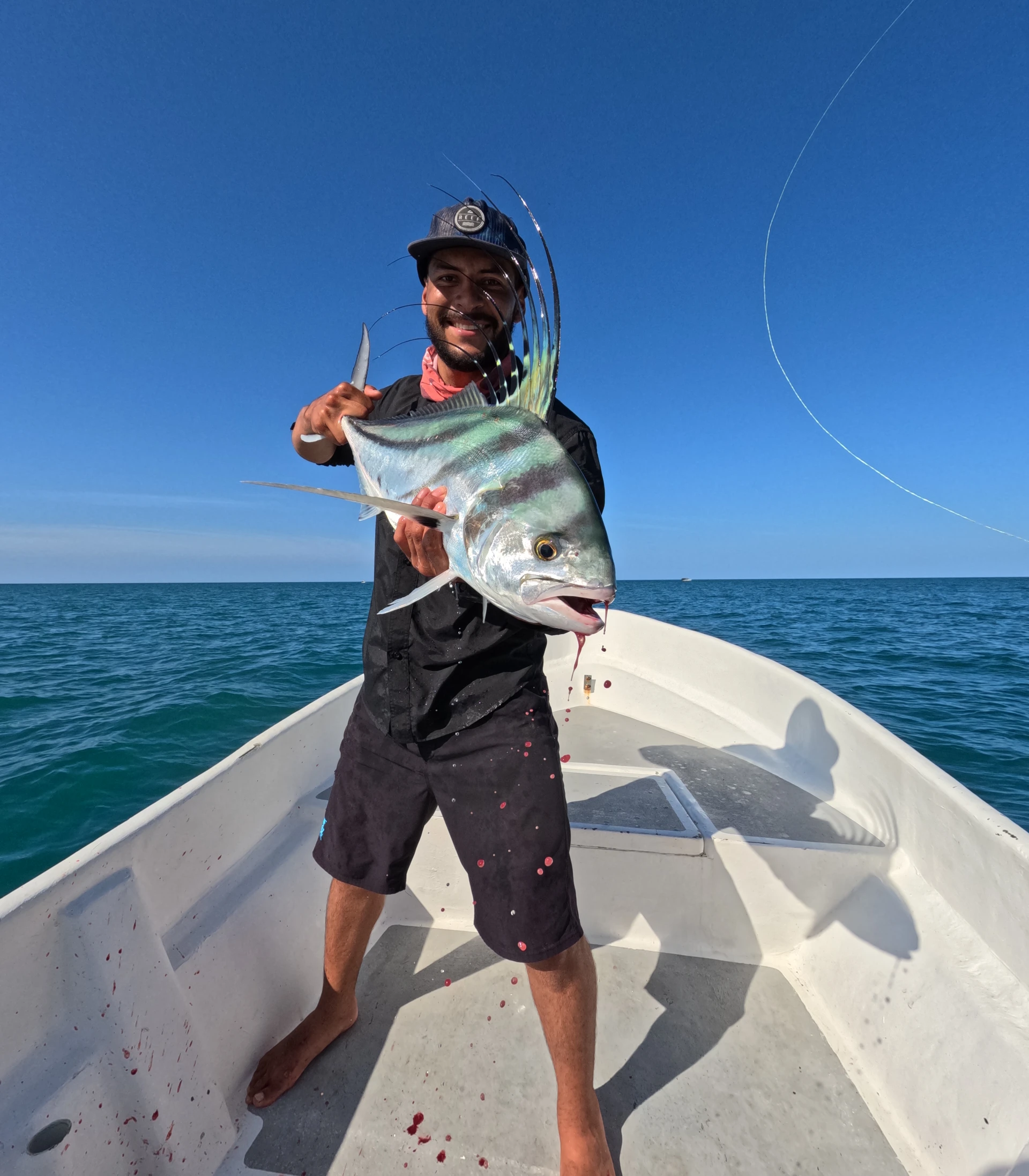 Pesca Deportiva a lo Grande - Esta foto refleja el espíritu de la pesca deportiva: un Pez Gallo como testimonio de habilidad y paciencia. El equipo de CapturasPanama demuestra que con dedicación, la recompensa siempre llega.