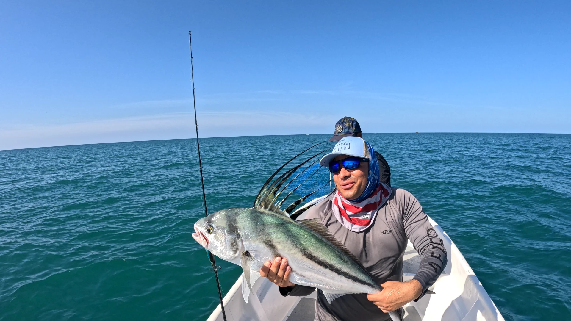 Combate Marítimo - Esta imagen captura la ardua lucha contra el poderoso Pez Gallo, un instante lleno de adrenalina y emoción. Representa el desafío y la determinación que implica la pesca deportiva.