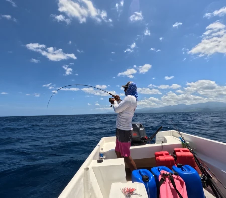 Esta imagen captura la ardua lucha contra el poderoso Pez Gallo, un instante lleno de adrenalina y emoción. Representa el desafío y la determinación que implica la pesca deportiva.
