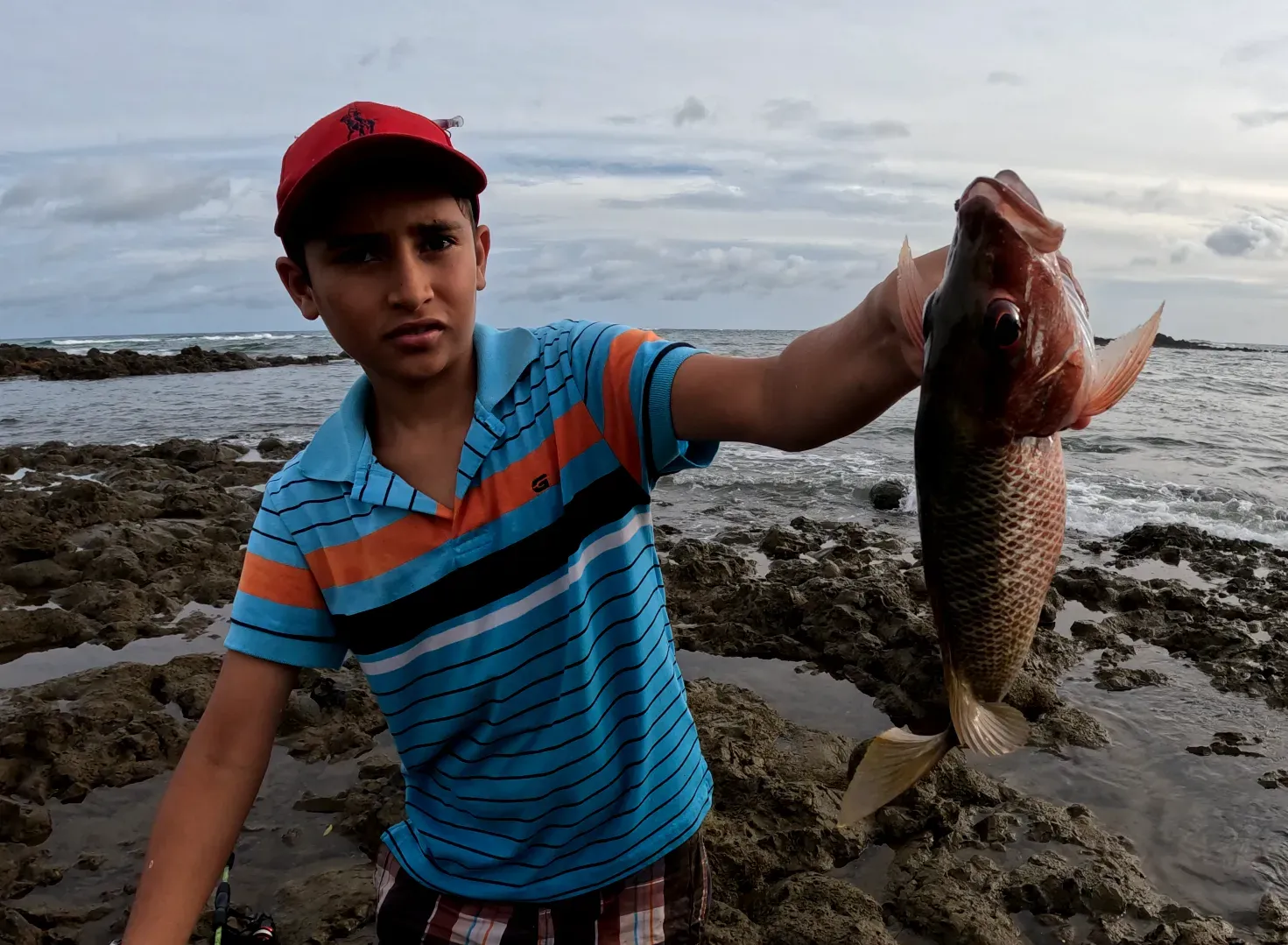Éxito en la Pesca: Un Gran Ejempla - Una fotografía que captura la emoción de la pesca deportiva, con un impresionante ejemplar pescado en las ricas aguas de la península de Azuero. La prueba de que la paciencia y la destreza en la pesca dan sus frutos.
