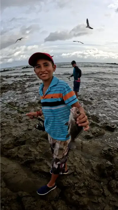 Tesoro del Mar: Captura del día - Una imagen emocionante de la captura del día, destacando la riqueza y diversidad de las especies marinas en la zona de El Ciruelo y la desembocadura del Río Oria.