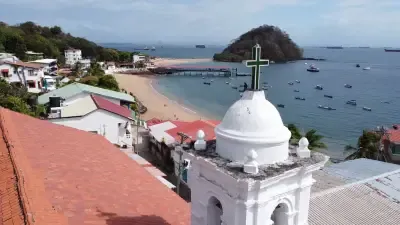 Isla Taboga - Esta cautivadora imagen capturada desde un dron revela la exuberante belleza de la playa de Taboga en Panamá. Sus aguas cristalinas y arenas blancas contrastan con el vibrante verde de la vegetación circundante, creando un oasis tropical de paz y relajación. Descubre este paraíso caribeño ubicado a pocos kilómetros de la bulliciosa Ciudad de Panamá y sumérgete en la serenidad de sus costas idílicas