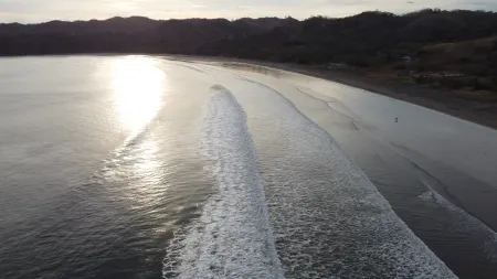 Venao, Los Santos - Esta imagen captura el poder y la energía del océano. Las olas rompen con fuerza, creando un paraíso para los surfistas que buscan conquistar su próxima ola. El azul intenso del mar se mezcla con los tonos blancos de la espuma, evocando la majestuosidad de Playa Venao y su llamado al espíritu aventurero.