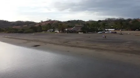 Venao, Los Santos - Esta vista aérea captura la inmensidad de Playa Venao, un paraíso de pesca deportiva. Con su costa serena y aguas ricas en marlín y pez vela, este es el destino ideal para cualquier aficionado a la pesca.