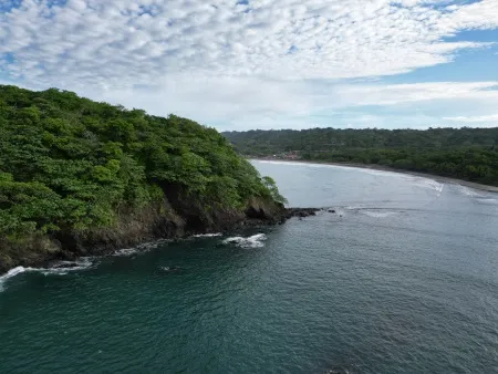 Venao, Los Santos - El cielo se llena de matices dorados y púrpuras mientras el sol se despide por el día. La playa está envuelta en una calma casi mística, con el sonido suave de las olas de fondo. Unos pocos visitantes pasean por la orilla, disfrutando de la tranquilidad del atardecer en Playa Venao, un lugar verdaderamente único para desconectar y conectar con la naturaleza.