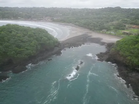 Venao, Los Santos - Esta imagen captura el poder y la energía del océano. Las olas rompen con fuerza, creando un paraíso para los surfistas que buscan conquistar su próxima ola. El azul intenso del mar se mezcla con los tonos blancos de la espuma, evocando la majestuosidad de Playa Venao y su llamado al espíritu aventurero.