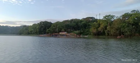 Gamboa Muelle Público - Esta cautivadora imagen capturada desde el Gamboa Muelle Público refleja el encanto de este destino pesquero en Panamá. Con su ubicación en el hermoso entorno del Lago Gatún, este muelle es un punto de partida perfecto para los pescadores que buscan capturar una gran variedad de especies de agua dulce y salada. Disfruta de la serenidad de este lugar idílico mientras te sumerges en una emocionante jornada de pesca rodeado de la naturaleza exuberante de Panamá