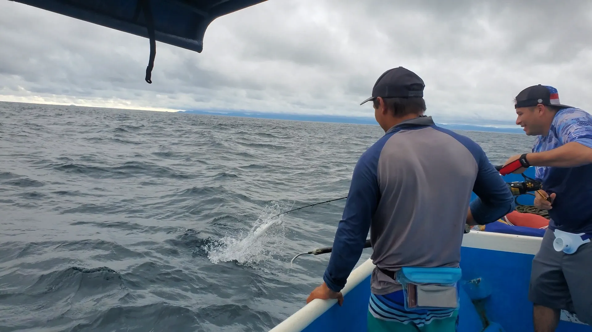 Isla Caleta: Un paraíso pesquero en medio de la belleza natural - Esta imagen captura la emoción y la aventura que se experimenta al pescar en Isla Caleta. Un pescador se encuentra en plena acción, luchando con una presa invisible pero poderosa.