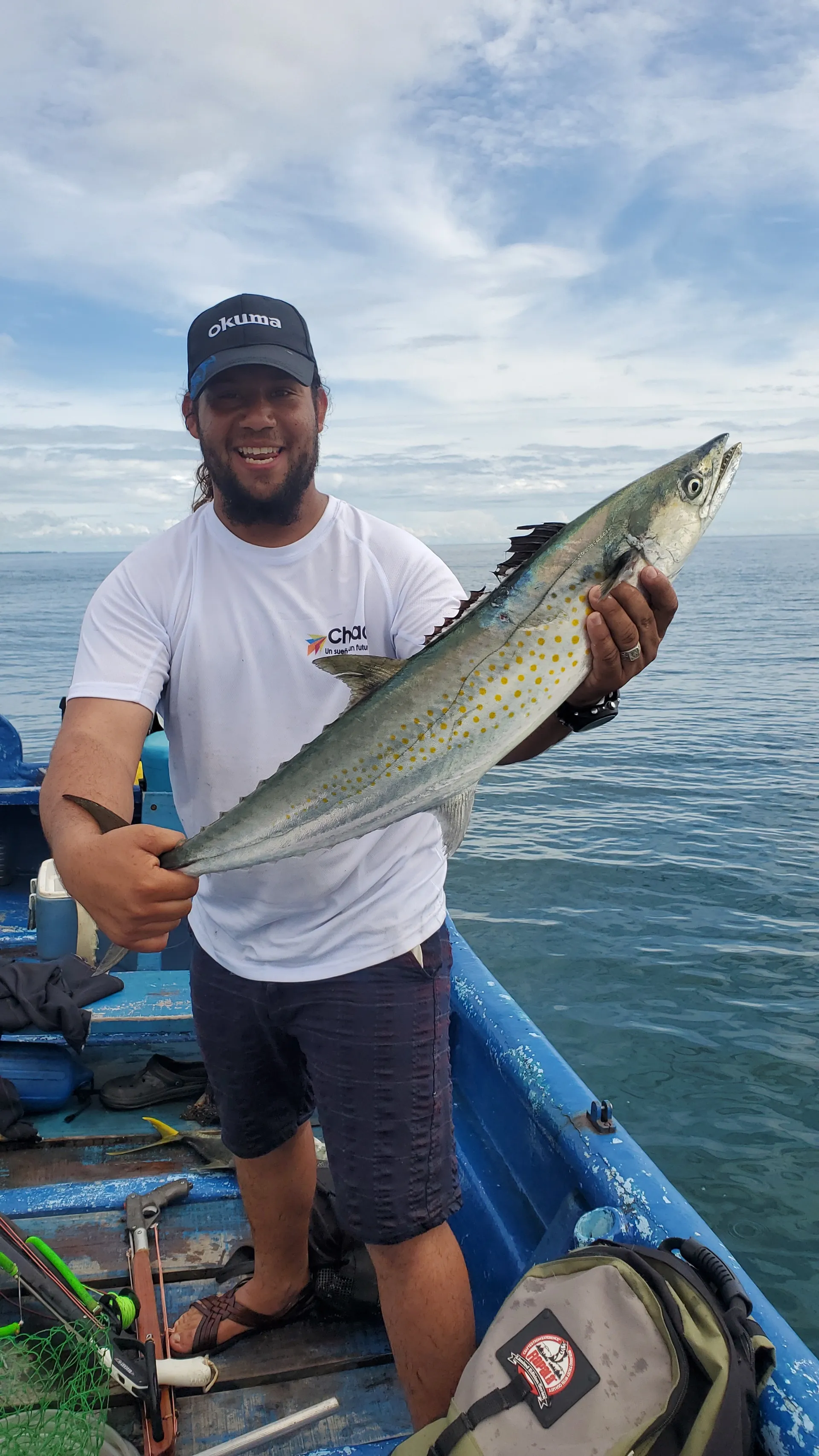 "Enfrentando la furia del mar: Capturando una sierra en Pocrí - Esta cautivadora imagen muestra el desafío y la intriga que implica la pesca de una sierra en las aguas de Pocrí.