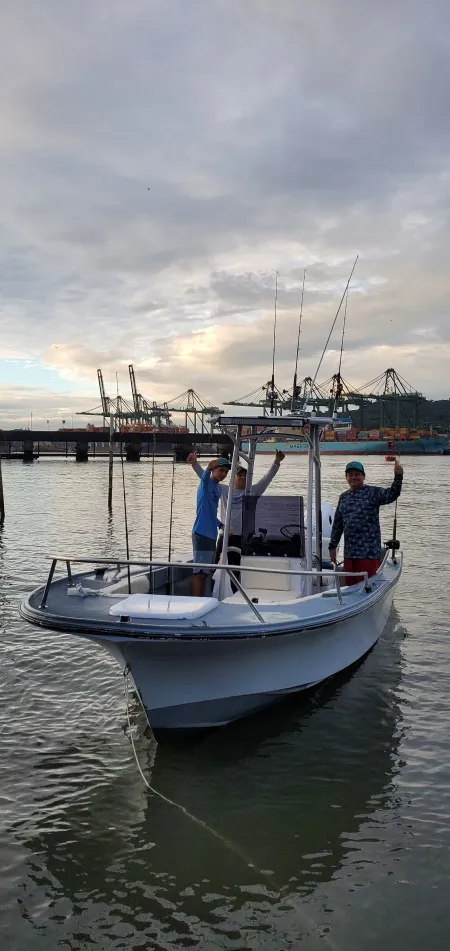 Muelle Público de Diablo - El Muelle Público de Diablo se baña en la cálida luz del amanecer mientras una lancha de pesca se prepara para zarpar. Los pescadores entusiastas se reúnen, ansiosos por enfrentar las aguas de la Bahía de Panamá en busca de emocionantes capturas. El sol que se eleva en el horizonte crea un espectáculo de colores dorados, infundiendo energía y anticipación en el ambiente. Este momento mágico marca el comienzo de un día lleno de aventuras y camaradería en el mundo de la pesca deportiva.