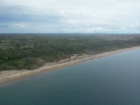 Playa El Arenal - Nada dice 'pesca deportiva en Panamá' como esta vista infinita del mar desde Playa El Arenal. Imagina lanzar tu línea en este escenario majestuoso, rodeado de la belleza natural de Panamá y la rica diversidad de su vida marina.
