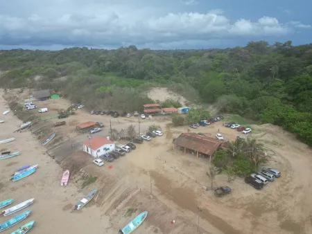 Playa El Arenal - Este impresionante contraste entre la arena blanca y el mar azul te ofrece un lienzo perfecto para tus aventuras de pesca. Observa cómo las aguas cristalinas reflejan la luz del sol, creando las condiciones ideales para la pesca y haciendo de cada lanzamiento una experiencia inolvidable.