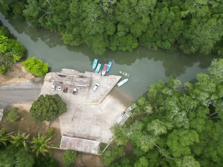 Puerto Pedasi - Contempla la armoniosa coexistencia entre la naturaleza y las instalaciones portuarias en Puerto Pedasí. Un lugar donde el desarrollo y la conservación se encuentran, creando un entorno perfecto para la pesca deportiva en el corazón de Panamá.