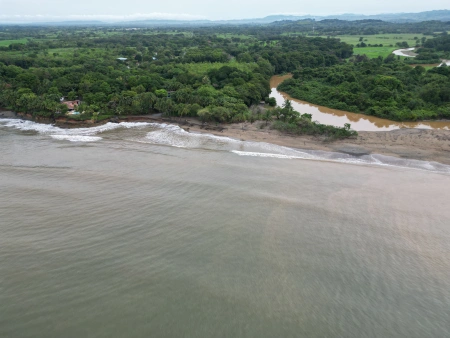 Playa la Reina - Desde la orilla de Playa La Reina, pescadores deportivos tienen la oportunidad de capturar una variedad de especies, incluyendo el impresionante Robalo.