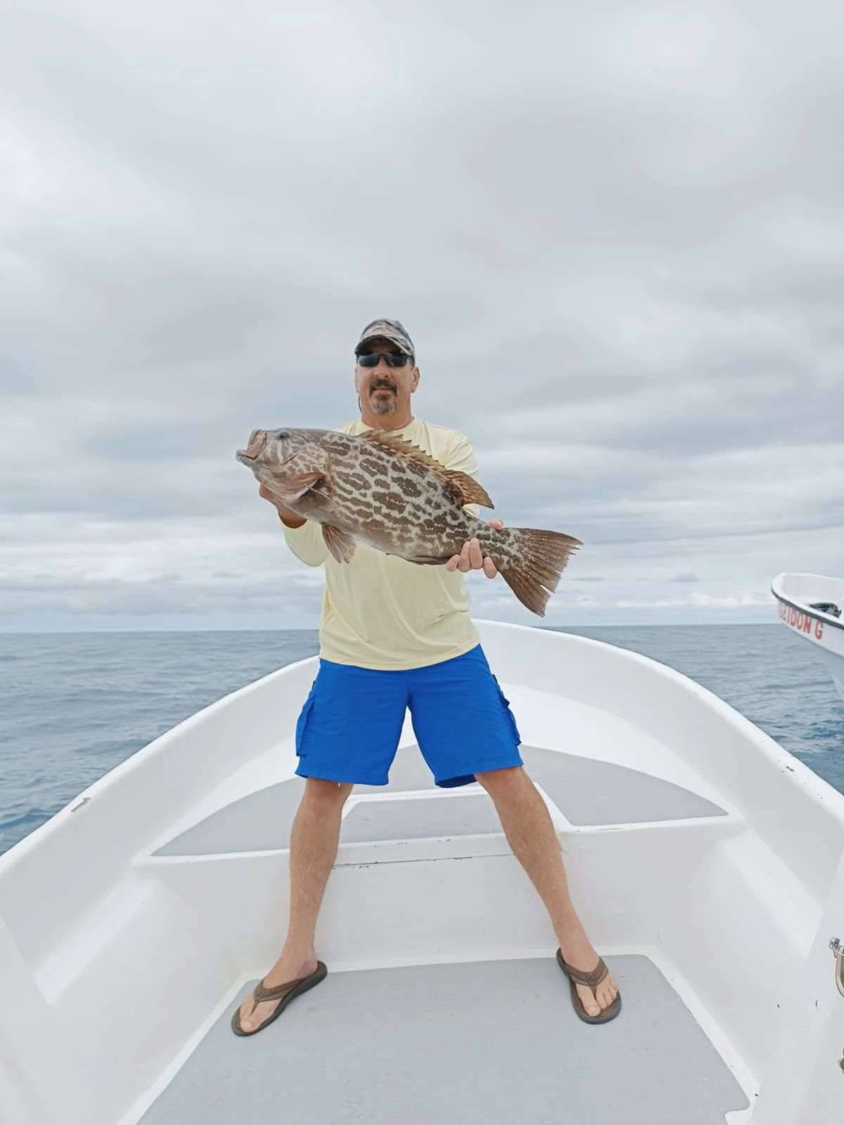Diversión en Miniatura: Capturando Pequeños Meros en Pesca Cambutal