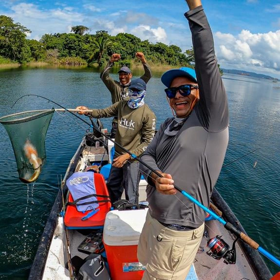 Descubre la belleza del Lago Gatún: Capturas épicas de pez sargento con Gavilan Sportfishing - Explora la belleza natural del Lago Gatún mientras disfrutas de la pesca deportiva con Gavilan Sportfishing. Nuestros clientes han tenido la oportunidad de atrapar increíbles ejemplares de pez sargento, y estas imágenes te muestran la emoción y la majestuosidad de cada captura.