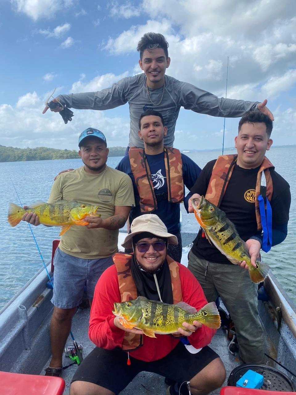 Pesca deportiva en Panamá: Experiencias únicas con Gavilan Sportfishing y el pez sargento - Sumérgete en la pesca deportiva en Panamá con Gavilan Sportfishing y descubre por qué el pez sargento es una especie emblemática de la región. Estas fotos muestran a nuestros clientes disfrutando de momentos inolvidables mientras capturan este magnífico pez en el impresionante entorno del Lago Gatún.