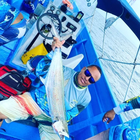 Captura de Sierra en Azuero - La pesca de Sierra, es una actividad popular en la región de Azuero, Panamá. Este es un tipo de pesca deportiva que ofrece God Power Fishing. En esta área, puedes encontrar una variedad de peces durante todo el año, incluyendo el dorado, atún aleta amarilla, sierra, wahoo y pez vela. La duración de la actividad de pesca suele ser de 6 a 8 horas.