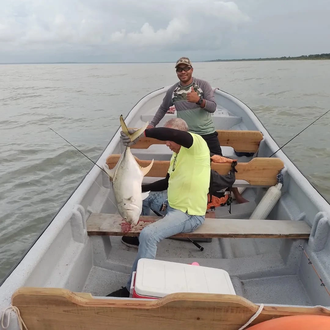 Nuestros Clientes: La Razón de Nuestro Esfuerzo - En esta foto, vemos a nuestros queridos clientes disfrutando del sol y del mar en Bocas del Toro. Sus sonrisas son la prueba de la calidad y la pasión que ponemos en cada tour, asegurándonos de que cada cliente se vaya con recuerdos duraderos de su aventura con nosotros.