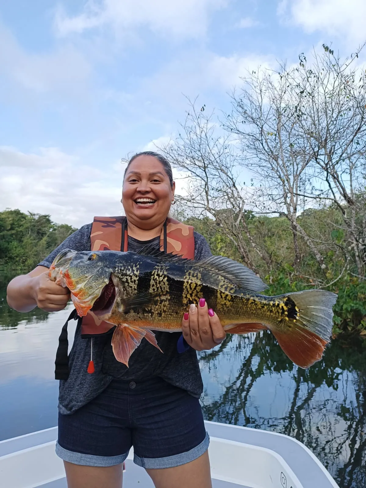 Captura Emocionante: Sargento del Lago Gatún - La emoción se vive a flor de piel en esta captura de un robusto Sargento. Este recuerdo inolvidable capta la esencia de la experiencia única que ofrecemos a nuestros clientes en Gatun Sport Fishing.