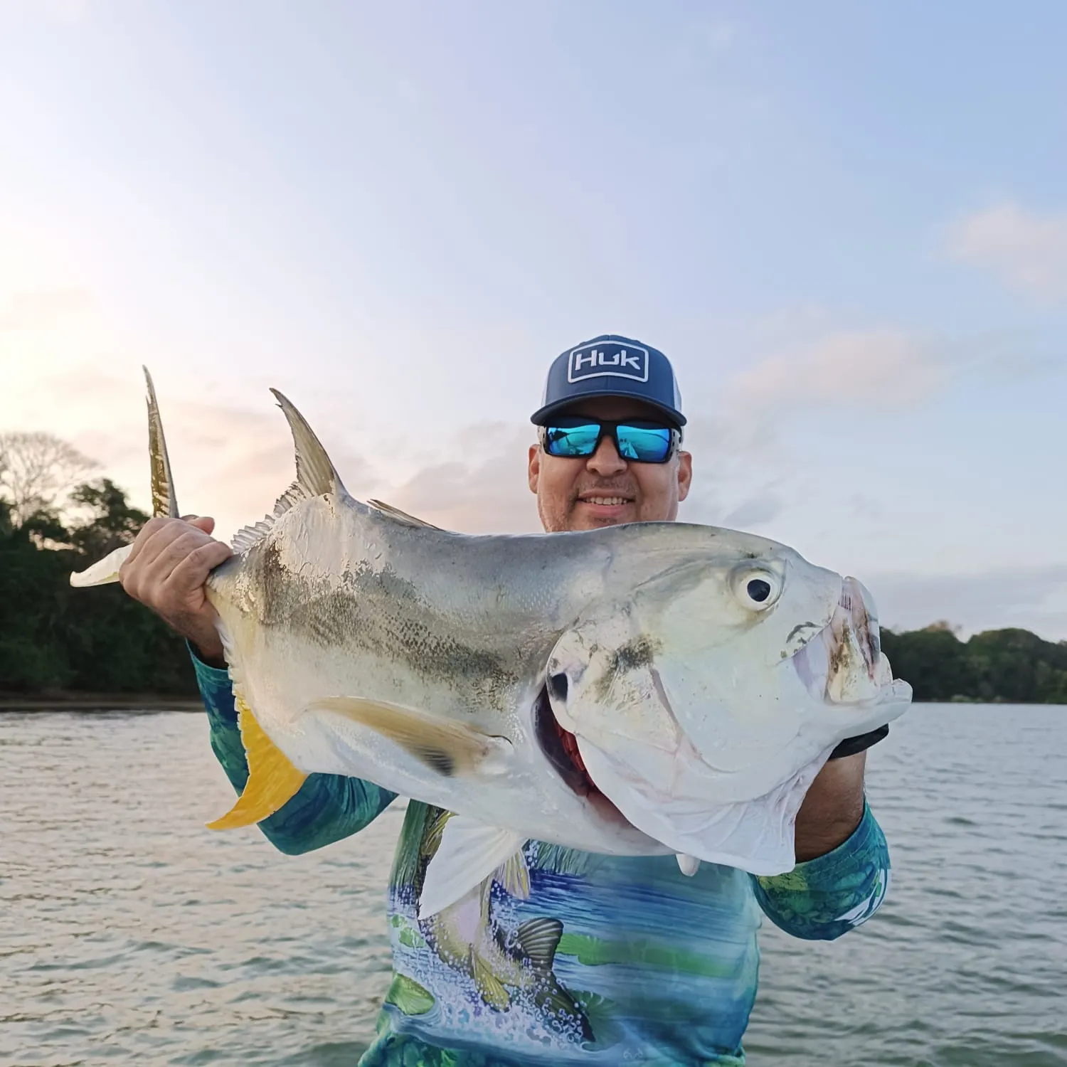 Victoria en el Lago Gatún: Jurel en Manos de Gatun Sport Fishing - El brillo en los ojos de nuestro cliente no miente: la emoción de tener un vigoroso jurel en sus manos es inigualable. Esta foto captura el apogeo de la aventura de pesca deportiva que ofrecemos en Gatun Sport Fishing.