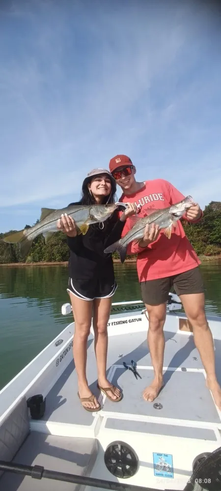 Triunfo en el Lago Gatún: Robalo Majestuoso - La cara de triunfo dice todo: un róbalo majestuoso, producto de la habilidad y paciencia. Esta captura en el Lago Gatún es un testimonio del entusiasmo y la dedicación de nuestros clientes.