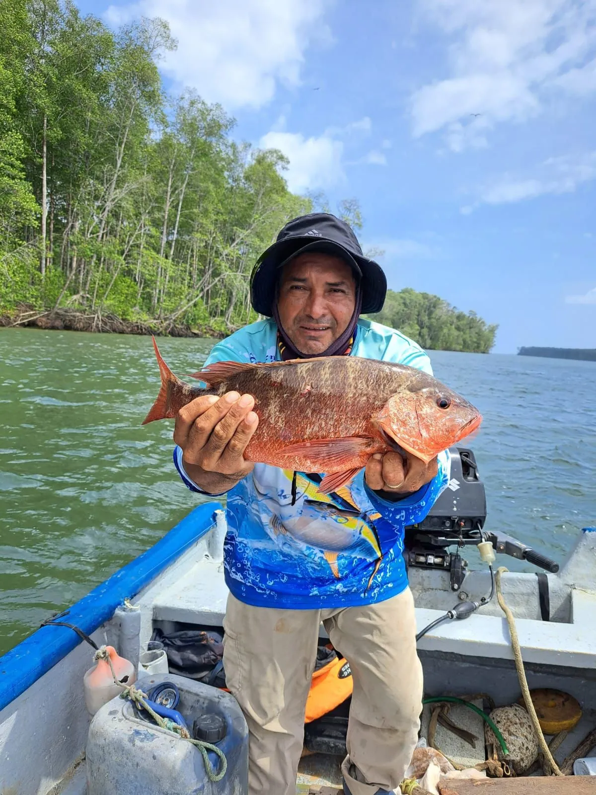 Experiencia inolvidable de pesca - ¡No hay nada como la emoción de capturar un Pargo Rojo en las aguas de Panamá! Nuestro cliente muestra con alegría su impresionante captura mientras disfruta de una experiencia inolvidable de pesca con Bayano Fishing Sport.