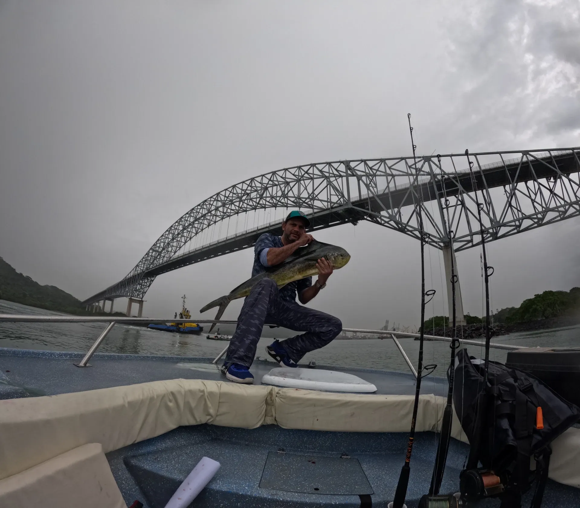 Igens Cruz y su triunfo dorado: La grandeza del Puente de las Américas como testigo - En esta impresionante fotografía, se puede apreciar a Igens Cruz, un experimentado pescador, sosteniendo con orgullo un magnífico dorado capturado en las aguas de Panamá. En el fondo, el imponente Puente de las Américas sirve como testigo de este memorable logro.