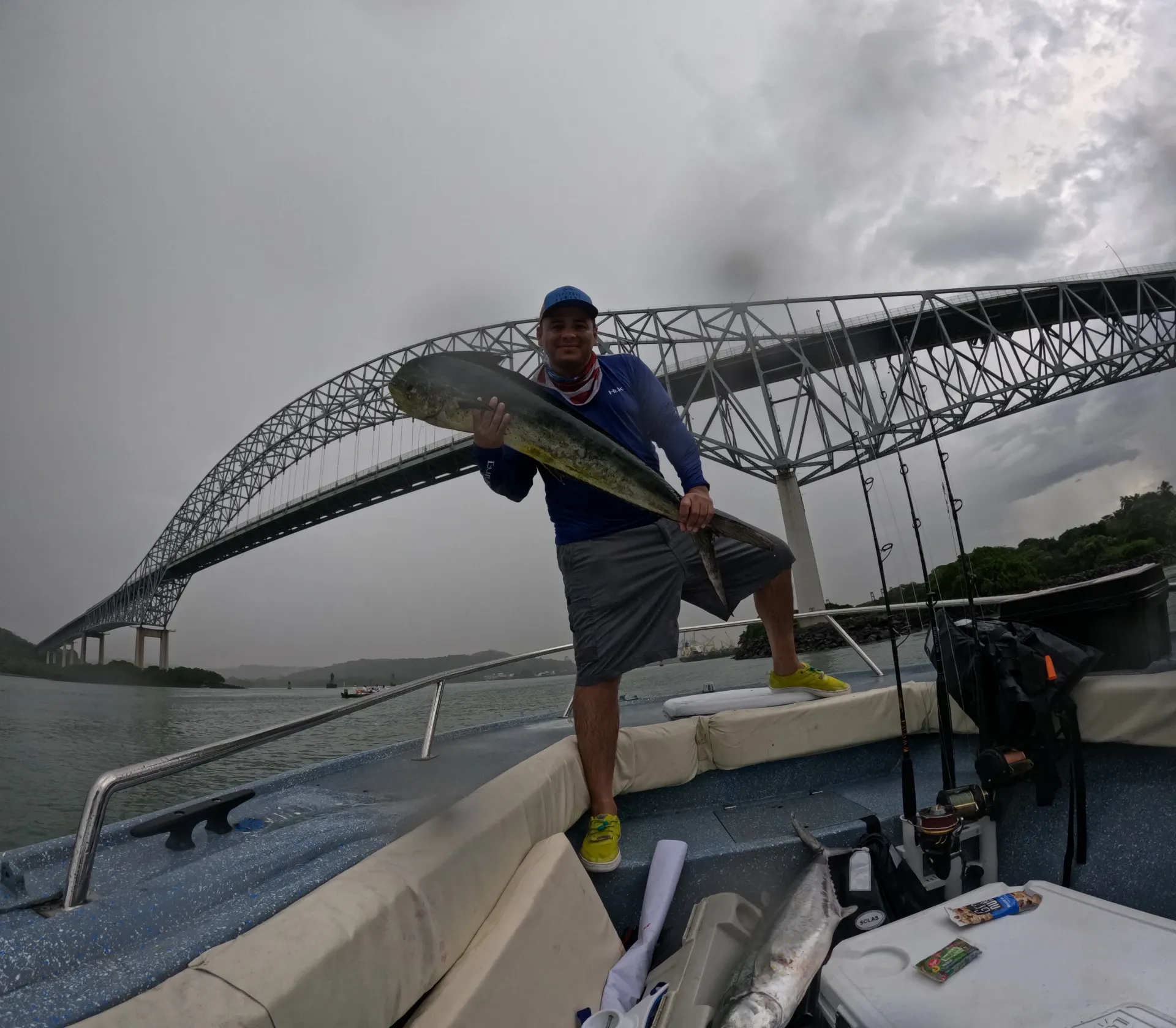 Rainier González y su glorioso dorado: La grandeza del Canal de Panamá como telón de fondo - En esta impresionante fotografía, se muestra a Rainier González, experimentado pescador, sosteniendo con alegría y orgullo un magnífico dorado capturado en las aguas de Panamá. El majestuoso Canal de Panamá se erige imponente en el fondo, añadiendo una dimensión épica y simbólica a la escena.