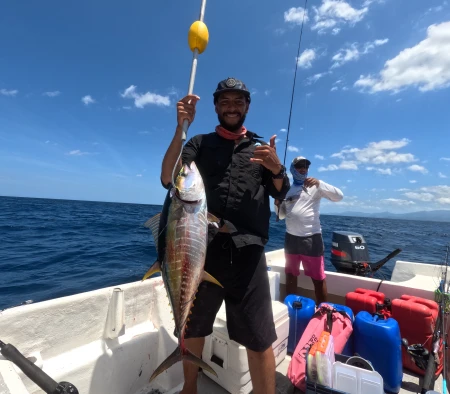 Una majestuosa tuna de aleta amarilla luchando contra la resistencia del carrete, una batalla conmovedora entre el hombre y la naturaleza en las profundidades de Cambutal, Panamá.