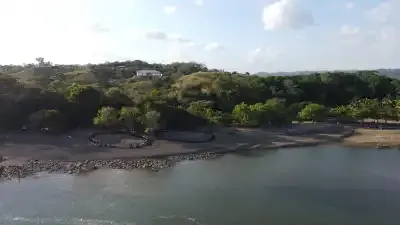 Desembocadura del Río Oria - Esta fotografía aérea capta la magnificencia del Río Oria y su papel central en la península de Azuero, resaltando su importancia para la pesca deportiva y la riqueza de la vida silvestre en la región.