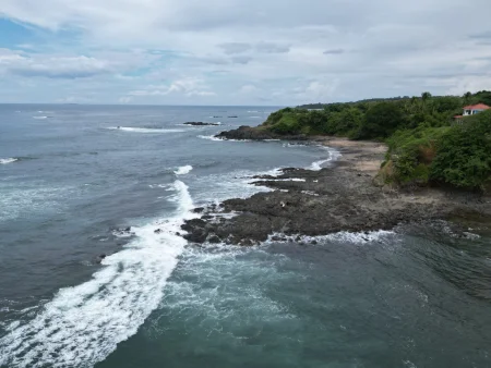 Punta rocosa en la Desembocadura del Río Oria, Los Santos, Panamá