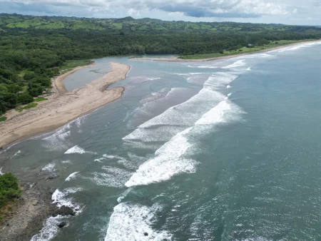 Canal principal del Río Oria hacia el mar