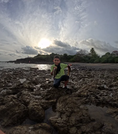 Pesca de orilla en rocas en la Desembocadura del Río Oria, Panamá