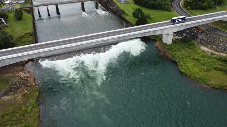 En esta imagen, capturamos el lugar donde el río se encuentra con el océano, mostrando la desembocadura de la represa que forma parte del Canal de Panamá. Aunque el acceso a esta área está restringido, su belleza puede ser apreciada desde lejos y en esta impactante toma aérea.