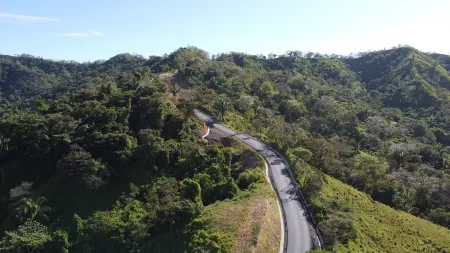 Pixvae - Esta foto aérea captura la costa encantadora de Pixvae en todo su esplendor. La combinación de playas de arena blanca, aguas cristalinas y la vegetación tropical que bordea la costa crea una estampa paradisíaca. Desde esta perspectiva