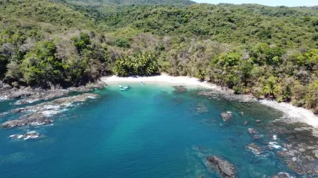 Isla Cébaco - Playita - Esta imagen desde el dron captura la serenidad y la paz que se encuentran en Playita. La playa, inmaculada y bañada por el sol, te invita a relajarte y disfrutar de un momento de escapada en medio de la naturaleza. Las suaves olas que se deslizan sobre la arena y la brisa tropical que acaricia tu rostro crean una atmósfera mágica que te transporta a un estado de completa tranquilidad.