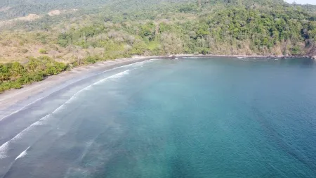 El Restingue - Esta imagen aérea revela el encuentro mágico entre el mar y la tierra en Restingue. La playa se extiende en una curva suave, formando un abrazo perfecto con el agua turquesa del Pacífico. Desde esta perspectiva, se puede apreciar la armonía entre los tonos azules y blancos, creando una paleta de colores hipnotizante. Restingue se presenta como un santuario natural donde los visitantes pueden disfrutar de la paz y la tranquilidad mientras se sumergen en la belleza de la costa y se dejan llevar por la magia del lugar.