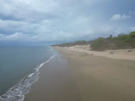 Invitación a las tranquilas aguas de Playa El Arenal