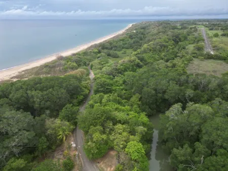 Puerto Pedasi - "Admira la belleza natural y la robusta infraestructura del Puerto Pedasí, el lugar perfecto para iniciar tu viaje de pesca deportiva y explorar los tesoros marinos de Panamá.