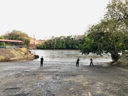 Puerto Coquira - En esta instantánea, se puede apreciar el muelle, que con su profundidad de un metro en marea baja, se convierte en un punto de partida y llegada para los pescadores. Se puede notar la esencia rústica y pintoresca del lugar, tan característica de los puertos auténticos y llenos de vida.