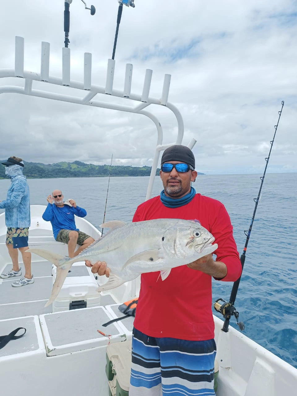 La Pasión de un Fundador: Adrianito y su Captura de Jurel en Pesca Cambutal - Descubre la pasión que impulsó la creación de Pesca Cambutal con nuestra foto de Adrianito, nuestro fundador, mostrando con orgullo su captura de Jurel. Este pez, conocido por su velocidad y agilidad, refleja la emoción y la aventura que la pesca deportiva puede ofrecer. La sonrisa de Adrianito es un testimonio de la alegría que la pesca en las aguas de Cambutal puede traer. Únete a nosotros y comparte la pasión por la pesca deportiva.